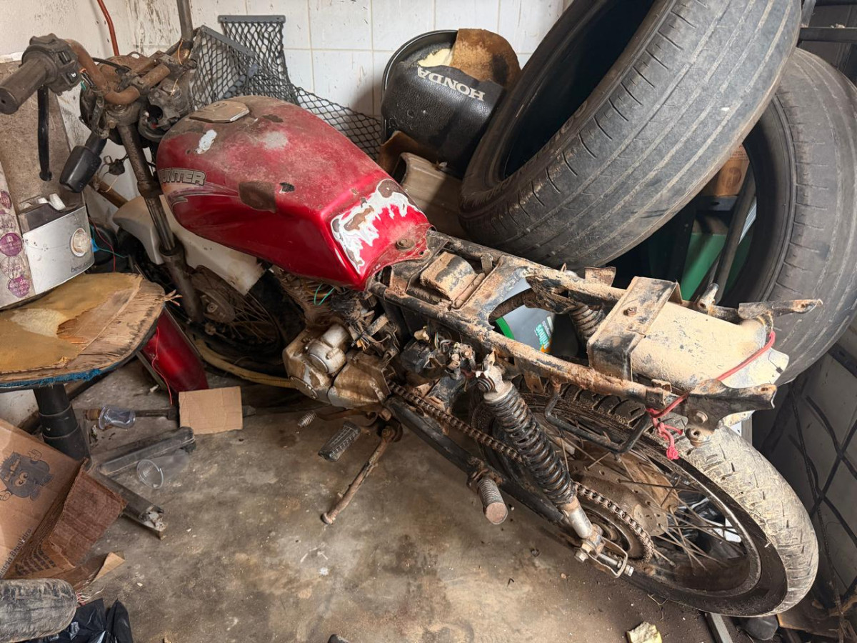 SUCATA: MOTO HUNTER DE COR VERMELHA (SUCATA SEM DIREITO A DOCUMENTAÇÃO). — foto 1