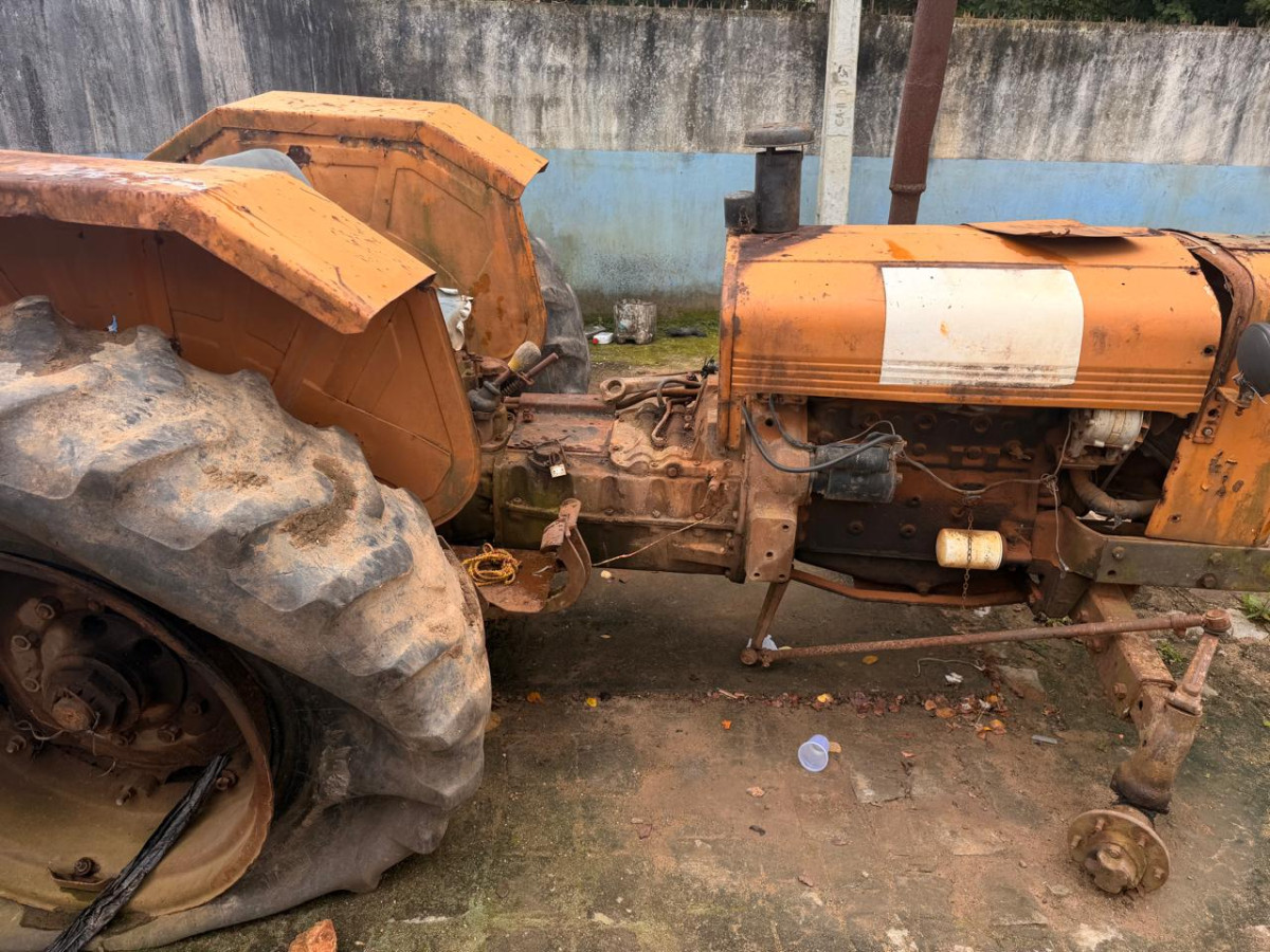 SUCATA: TRATOR AGRÍCOLA VALMET SEM COR DEFINIDA (SUCATA SEM DIREITO A DOCUMENTAÇÃO). — foto 3