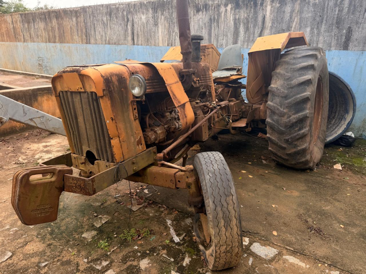 SUCATA: TRATOR AGRÍCOLA VALMET SEM COR DEFINIDA (SUCATA SEM DIREITO A DOCUMENTAÇÃO). — foto 1