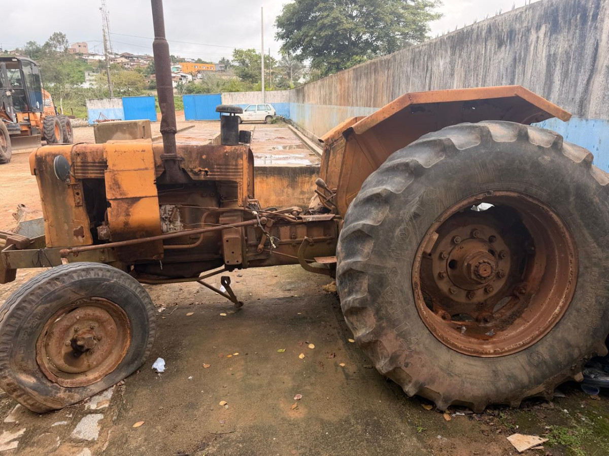 SUCATA: TRATOR AGRÍCOLA VALMET SEM COR DEFINIDA (SUCATA SEM DIREITO A DOCUMENTAÇÃO). — foto 2