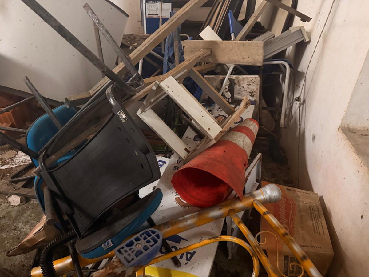 MATERIAIS: DIVERSAS SUCATAS DE INFORMÁTICAS, CADEIRAS ESCOLARES E OUTROS MATERIAIS FERROSOS — foto 1