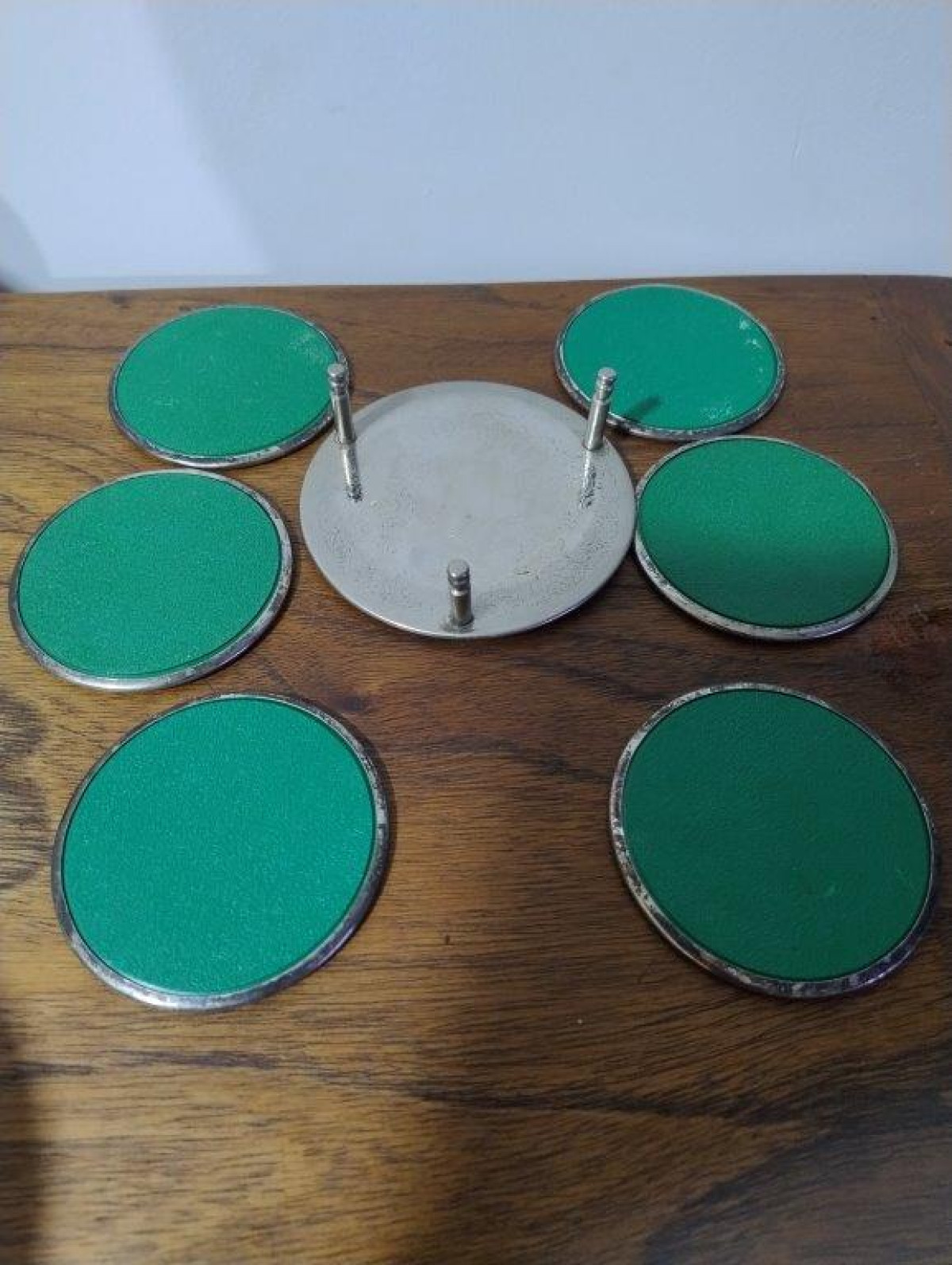 Excelente E Sofisticado Conjunto De Bar Vintage Para Mesa Posta, Composto Por Um Suporte Central Decorado E 6 Discos De Descanso (conjunto 100% Completo). — foto 2
