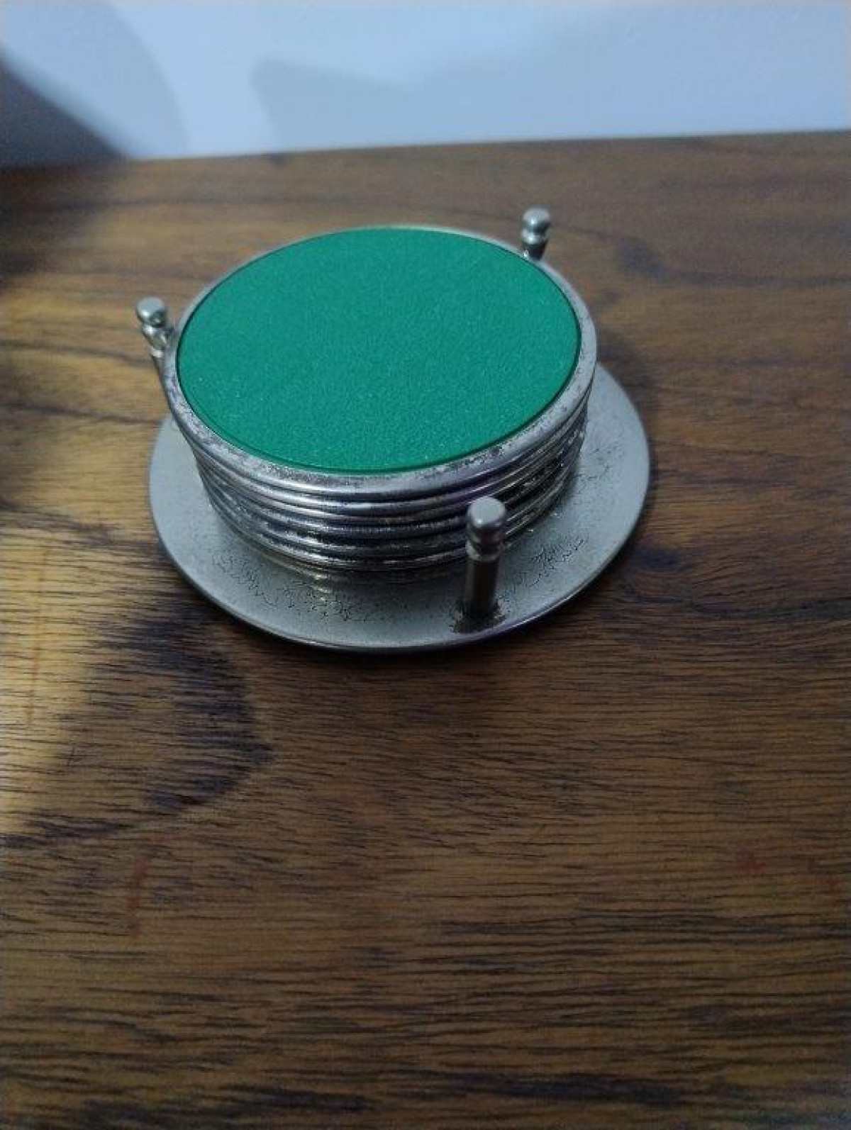 Excelente E Sofisticado Conjunto De Bar Vintage Para Mesa Posta, Composto Por Um Suporte Central Decorado E 6 Discos De Descanso (conjunto 100% Completo). — foto 1