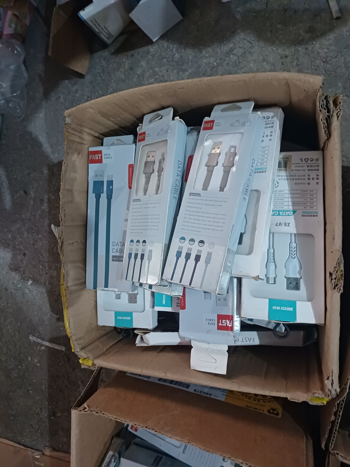 Caixa Com Diversos Cabos Micro Usb - Podendo Conter Defeitos Ou Ser Sucata