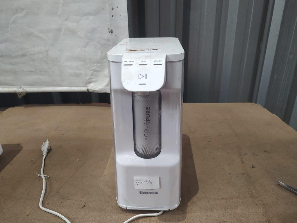 01 Purificador de Água Electrolux