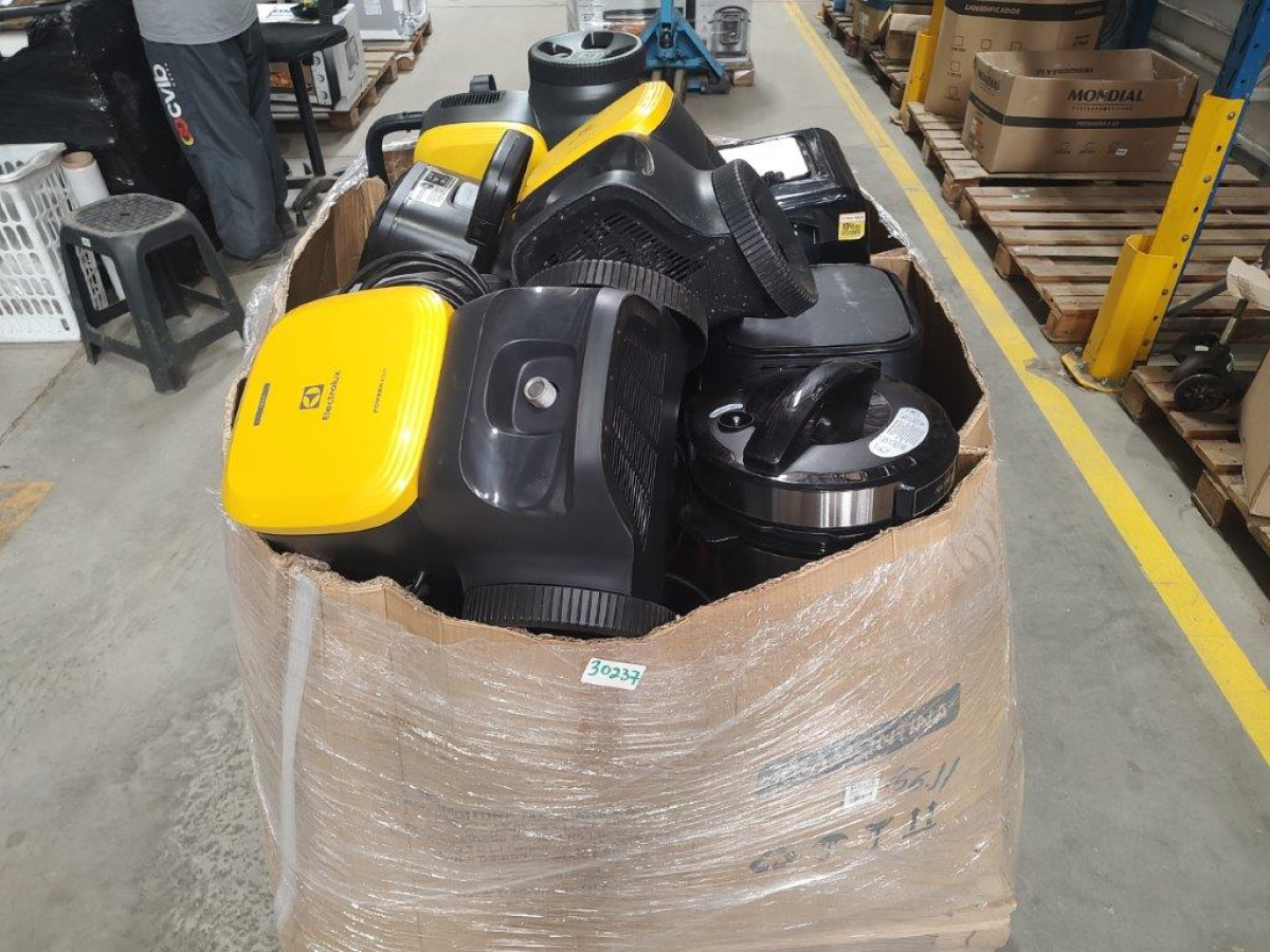Pallet Fechado com Aproximadamente 23 Itens Diversos