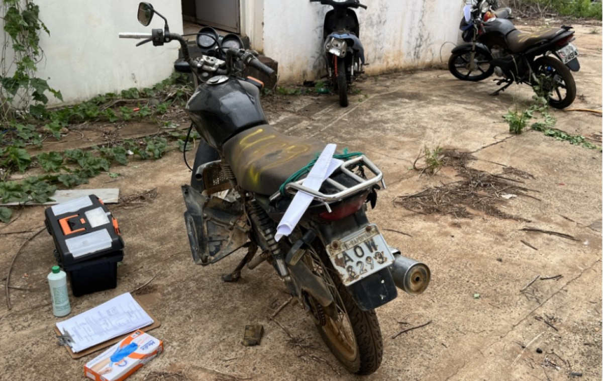 (SUCATA) MOTOCICLETA HONDA CG OSTENTANDO PLACA AOW-8293 — foto 2