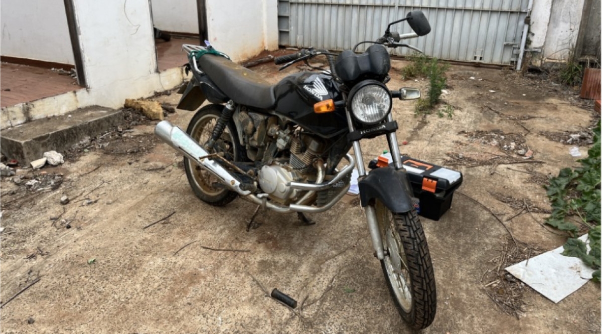 (SUCATA) MOTOCICLETA HONDA CG OSTENTANDO PLACA AOW-8293 — foto 1