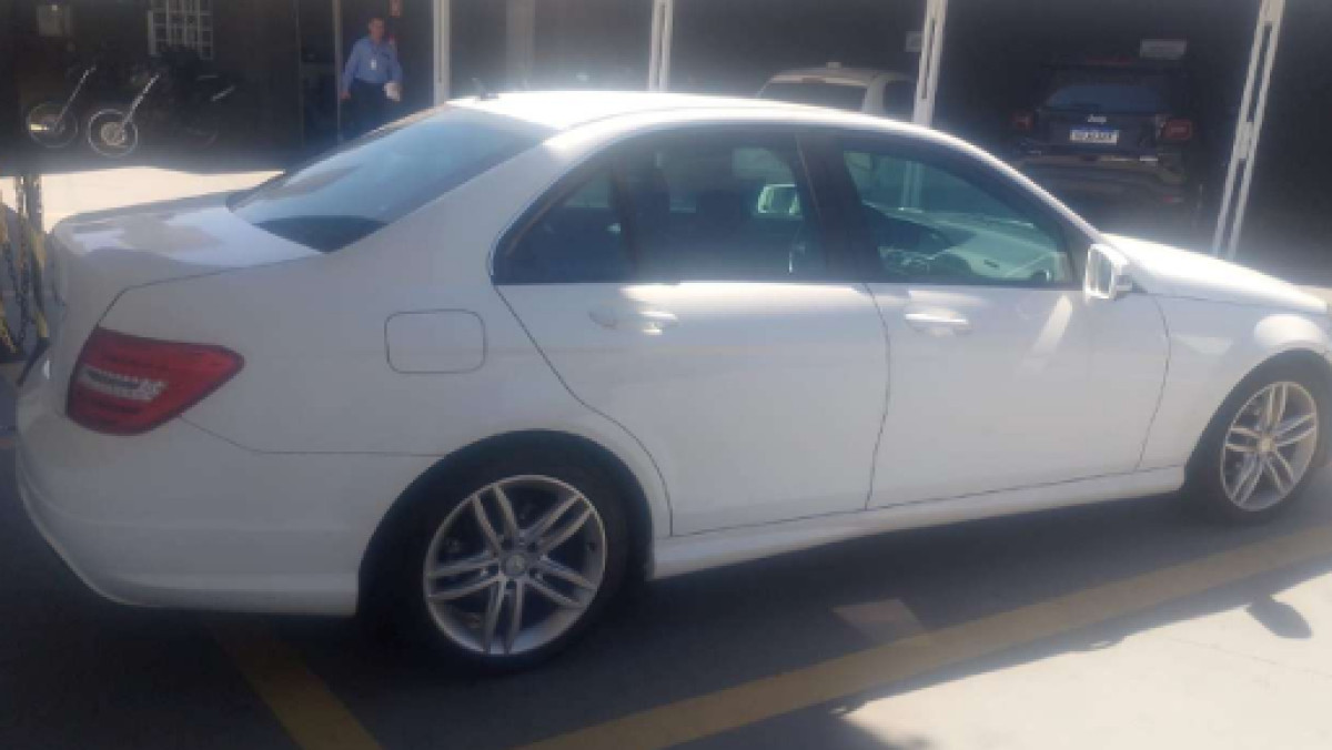 Veículo Mercedes-Benz C180 Turbo – Ano/Modelo 2013 – Cor Branca – Gasolina