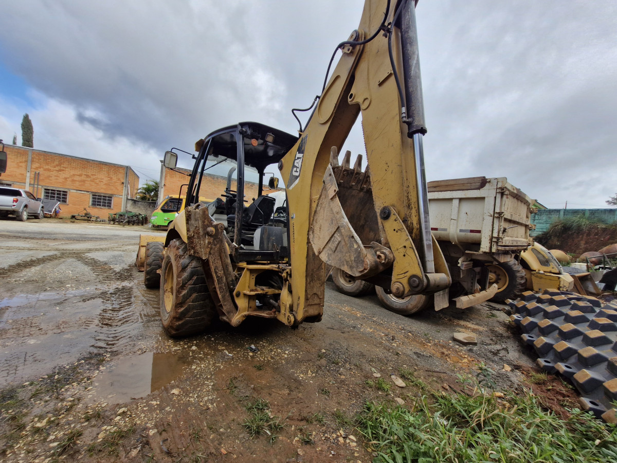 RETROESCAVADEIRA CATERPILLAR 416E | 2013 | DIESEL — foto 3