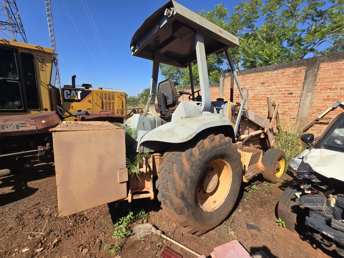 Lote 21 - Retroescavadeira Case 580l