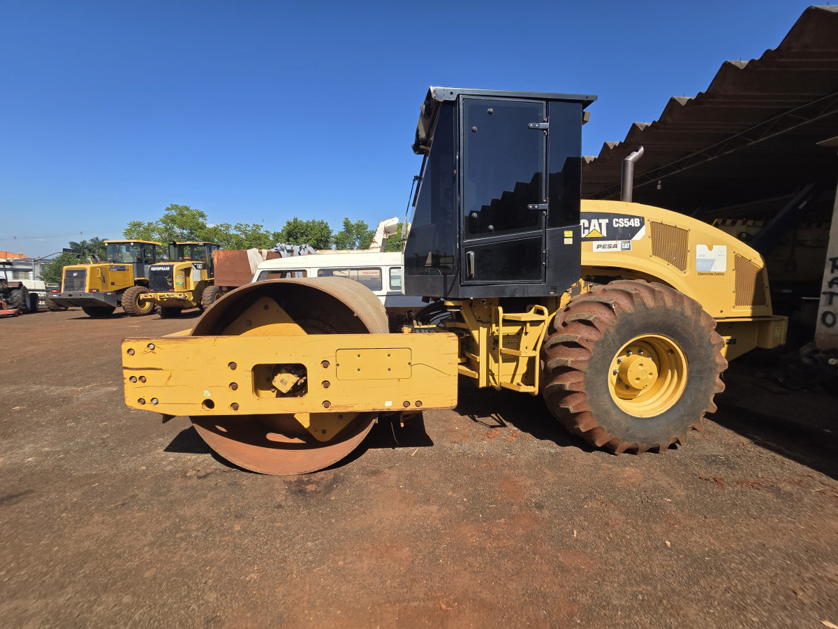 Lote 25 - Rolo Compactador Caterpillar Cs54b - 2016