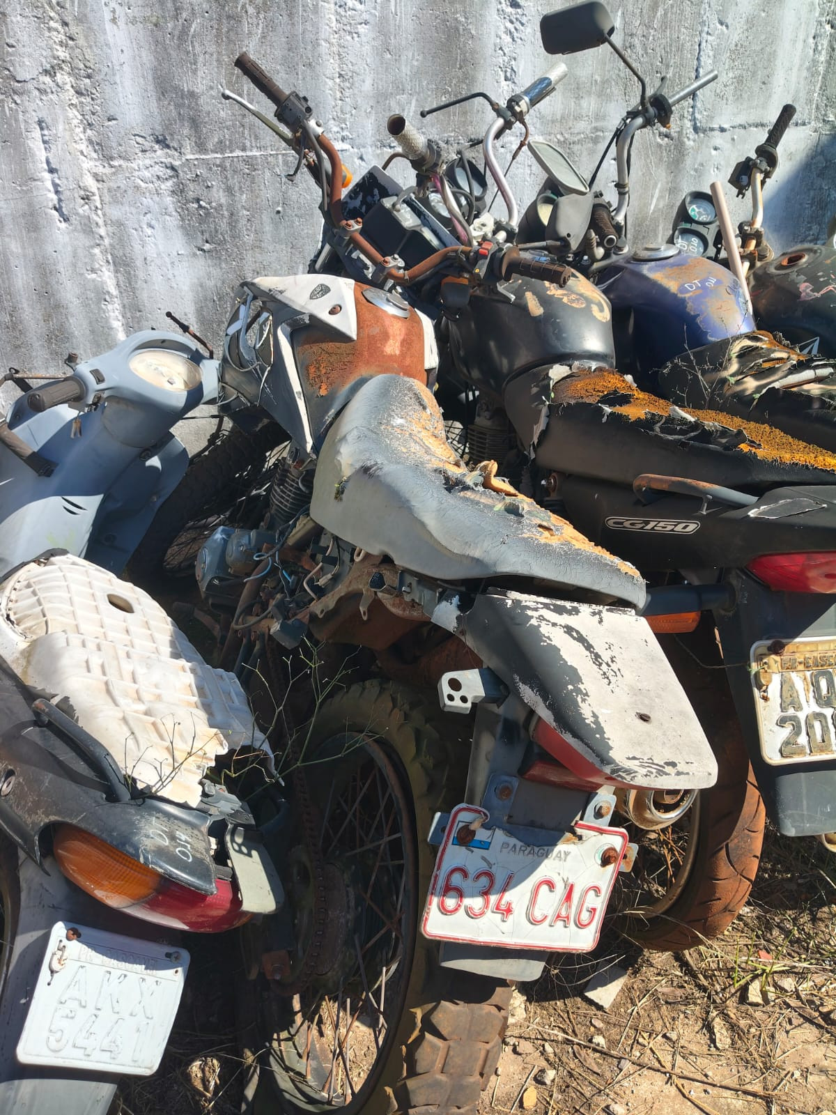 SUCATA INSERVÍVEL DE MOTOCICLETA YAMAZUKI — foto 1