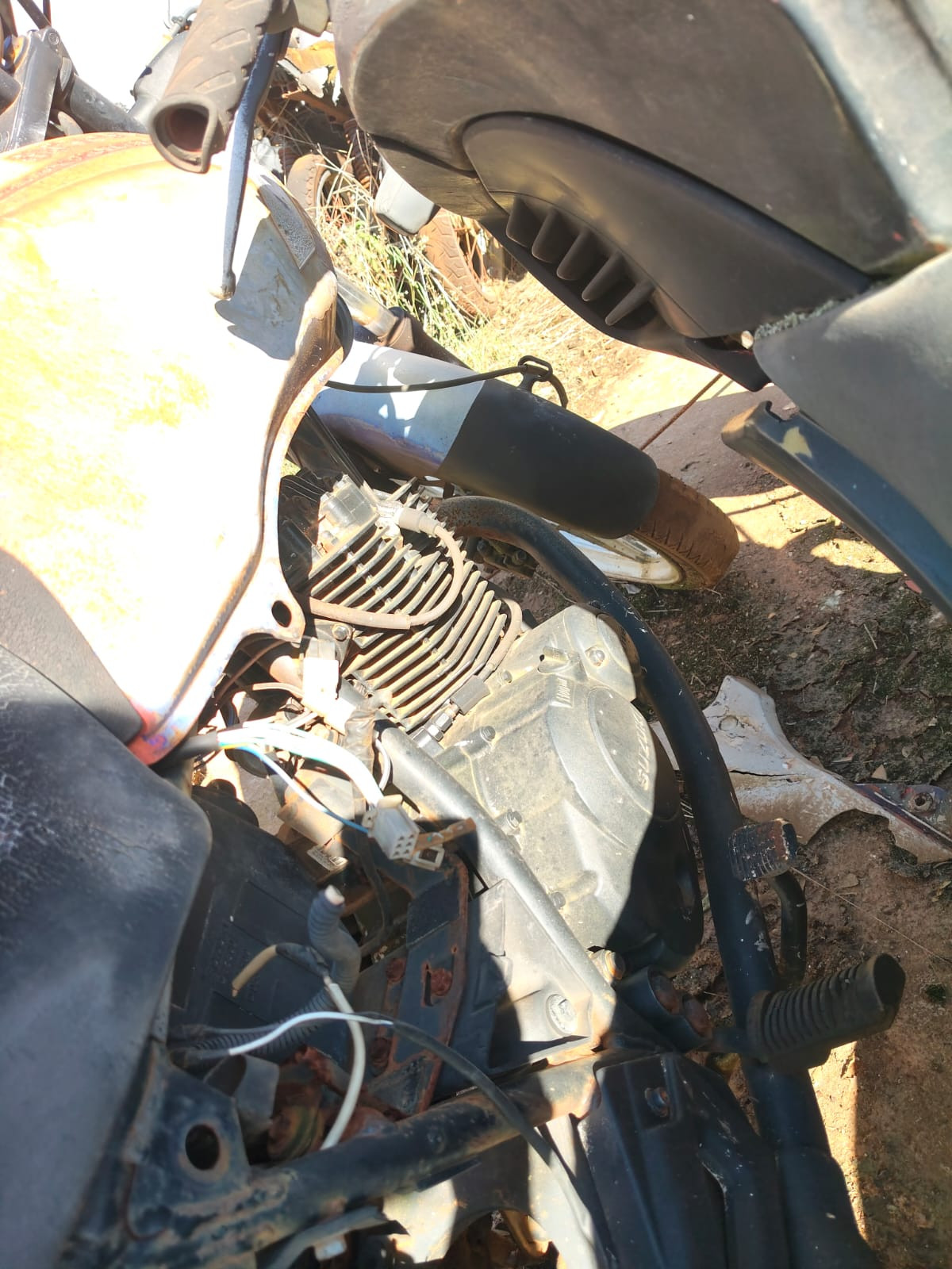 SUCATA INSERVÍVEL DE MOTOCICLETA SUZUKI YES125 — foto 5