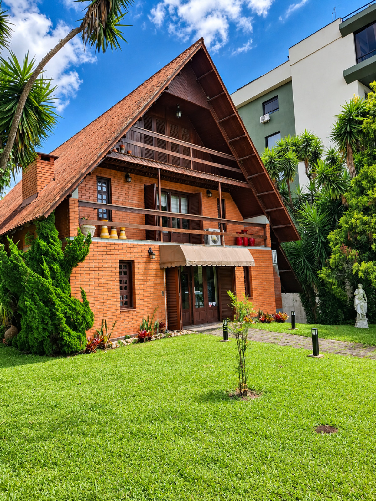 Residencial / Clínica Corporativa com 263m² construídos e terreno de 722m²