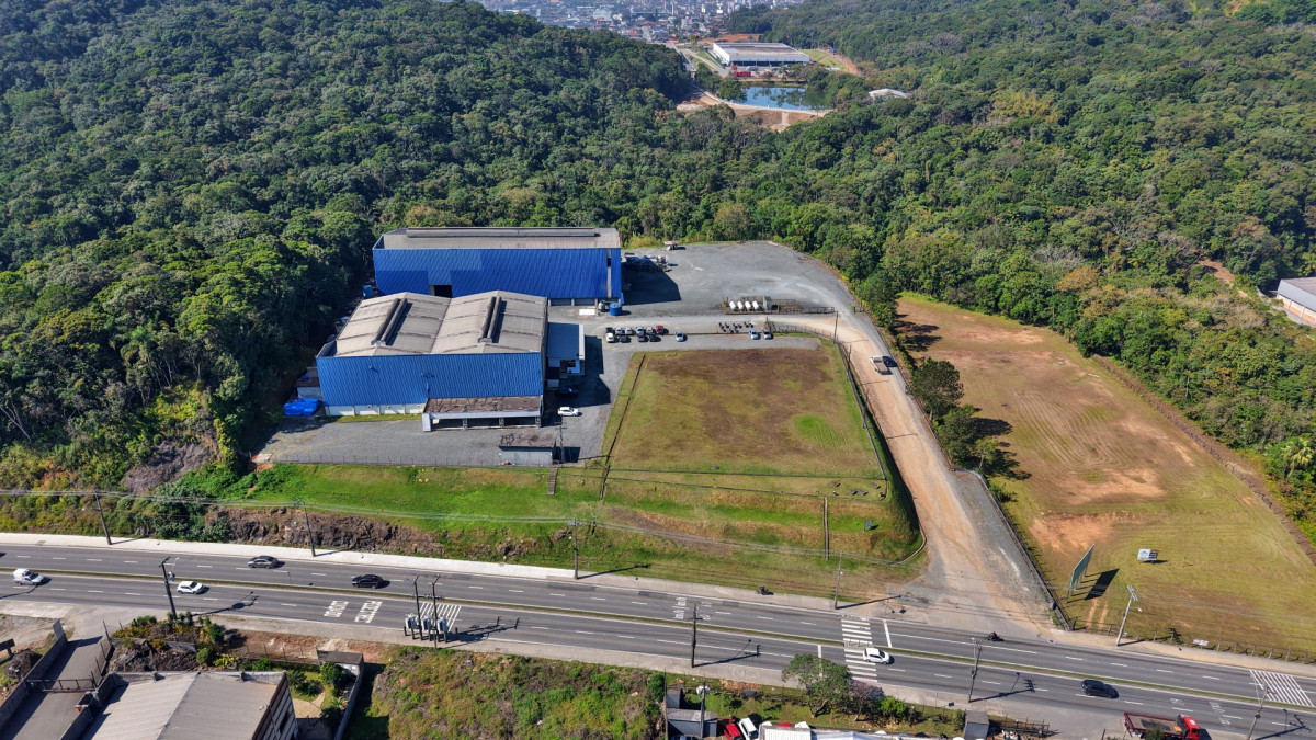 IMÓVEL INDUSTRIAL NA AV. SANTOS DUMONT, JOINVILLE — foto 2