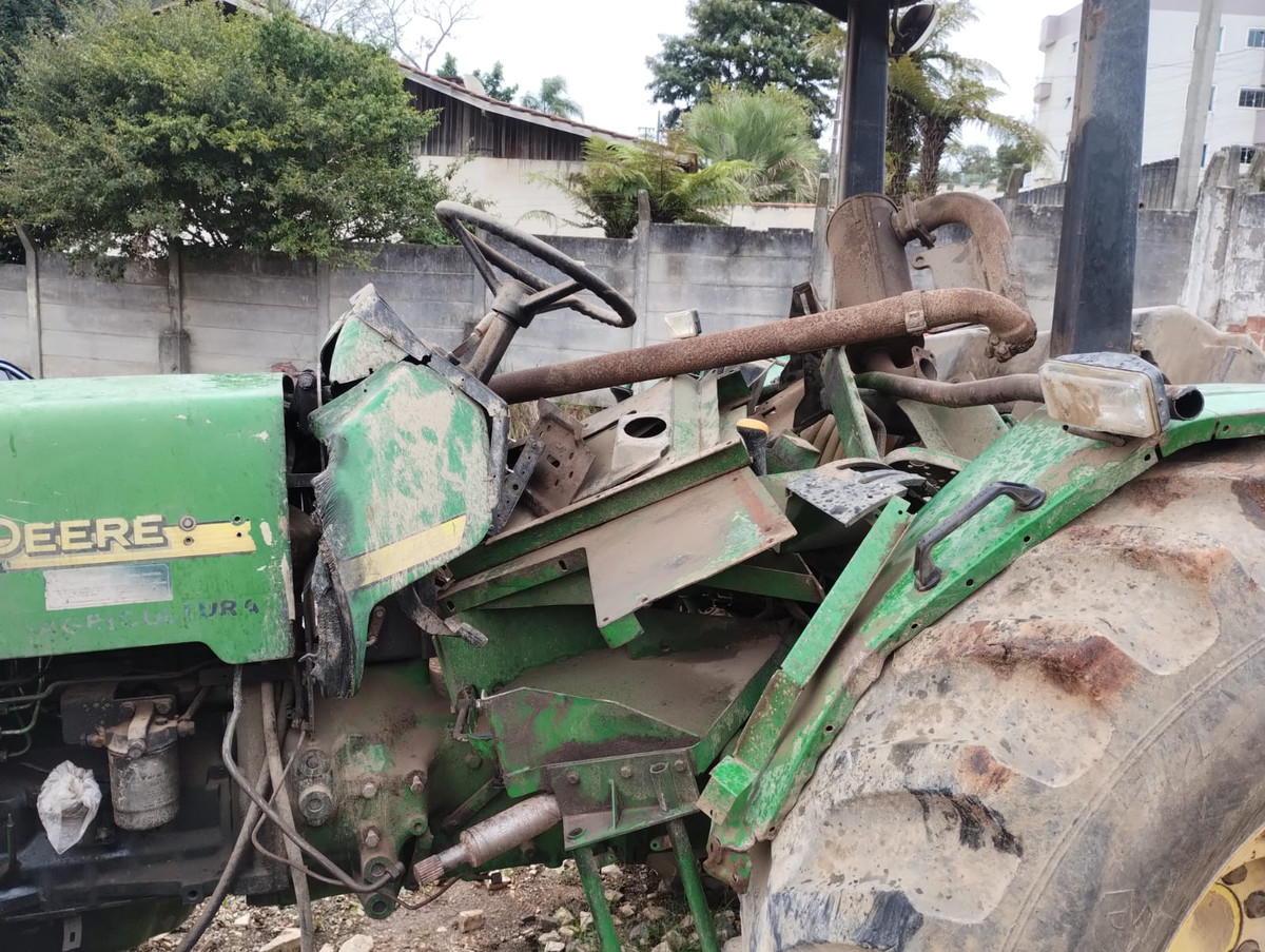 JOHN DEERE 5605 - Verde - Diesel - Espécie: Trator - Ano/Modelo: 2008 - Chassi: BM5605X080437 — foto 2