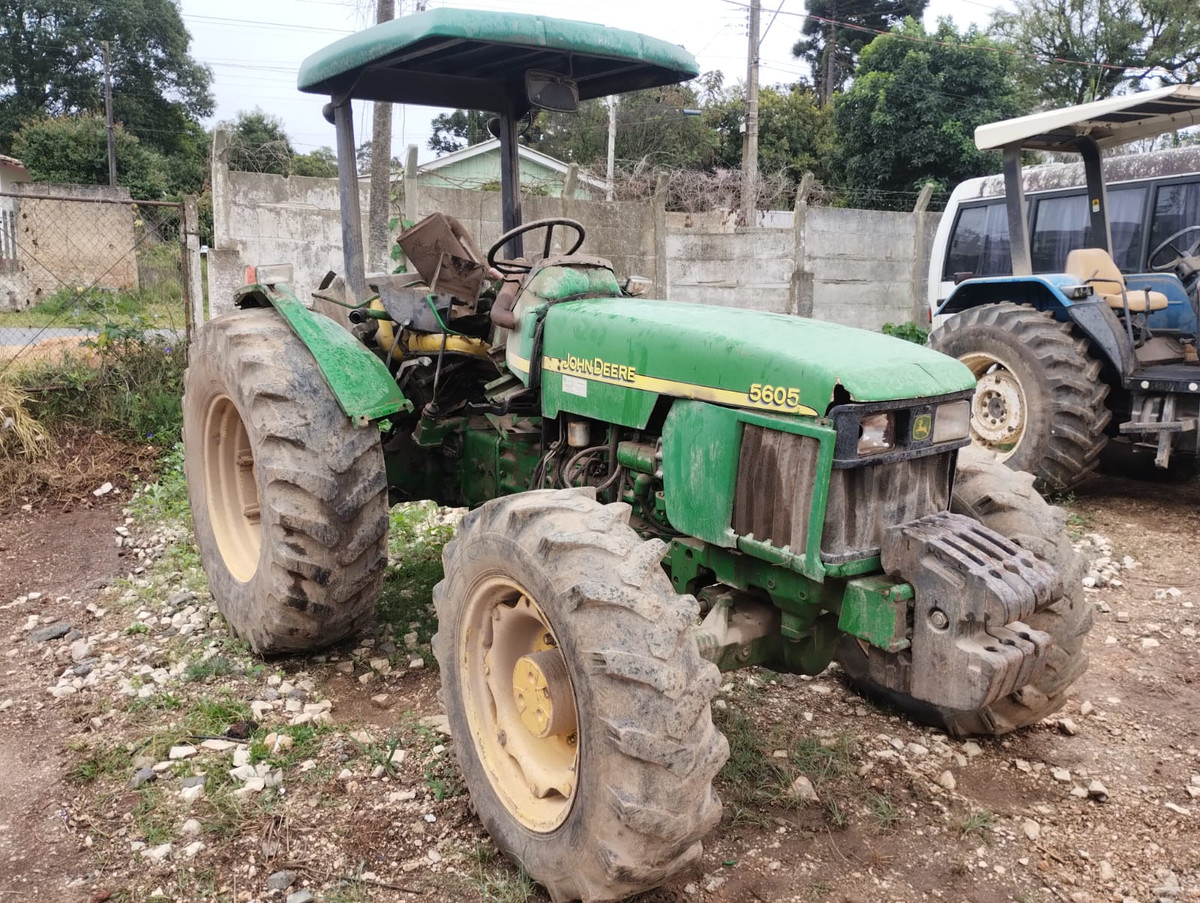 JOHN DEERE 5605 - Verde - Diesel - Espécie: Trator - Ano/Modelo: 2008 - Chassi: BM5605X080437 — foto 1