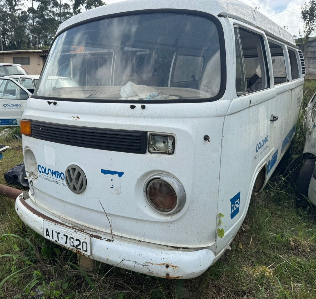 VW KOMBI 1600 - Placas: AIT7820 - Branca - Gas. - Espécie: Mis. camioneta -Ano Mo e o: Cap./Pot.: 9P/61CV - Chassi: 9BWZZZ237XP014406 - Renavan: 72130976-3 — foto 1