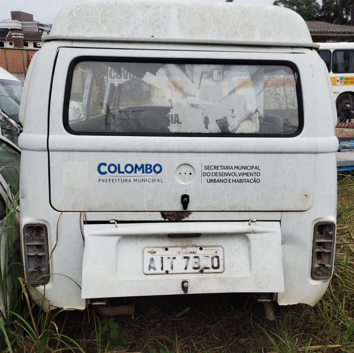 VW KOMBI 1600 - Placas: AIT7820 - Branca - Gas. - Espécie: Mis. camioneta -Ano Mo e o: Cap./Pot.: 9P/61CV - Chassi: 9BWZZZ237XP014406 - Renavan: 72130976-3 — foto 2