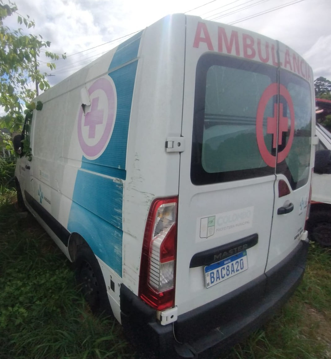 RENAULT MASTER 2.3 AMBULANCIA - Placas: BAC8A20 - Branca - Diesel - Espécie: Esp/caminhonete - Ano/Modelo: 15/16 - Cap./Pot.: 6P/130CV - Chassi: 93YMAFELAGJ774591 - Renavan: 107055783-5 — foto 2