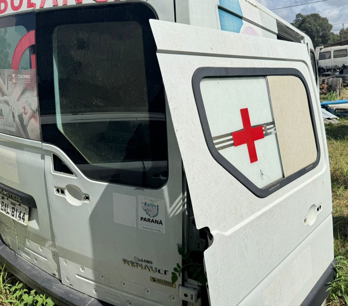 RENAULT MASTER 2.3 AMBULANCIA - Placas: BAL8B44 - Branca - Diesel - Espécie: Esp./caminhonete - Ano/Modelo: 16/17 - Cap./Pot.: 6P/130CV - Chassi: 93YMAFELAHJ234746 - Renavan: 108499734-4 — foto 5