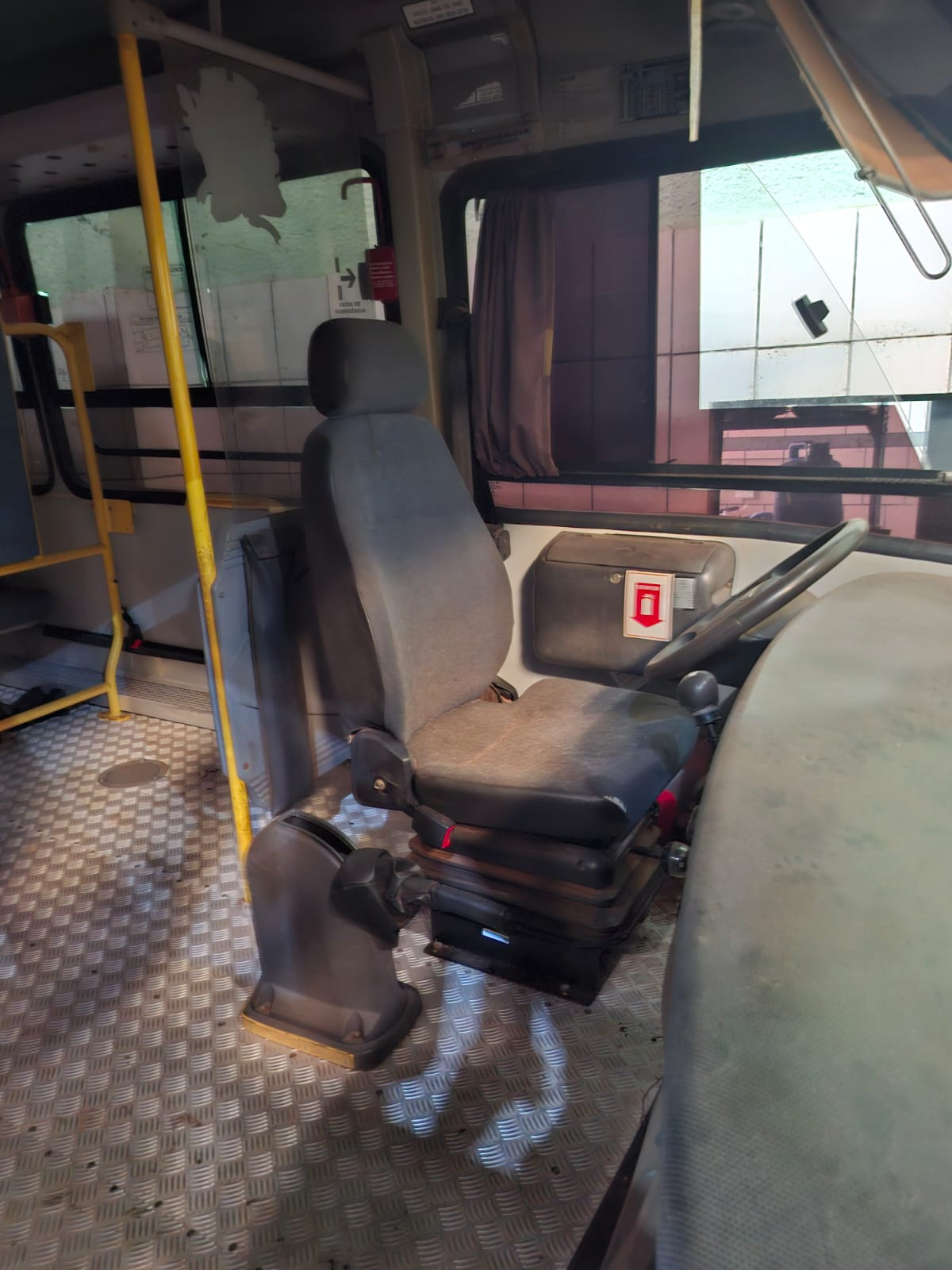 Ônibus Iveco/CityClass 70C17 - Ano 2014 - Cor Amarela — foto 4