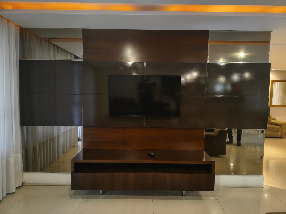PAINEL DE TV COM ESPELHOS E RACK — foto 1