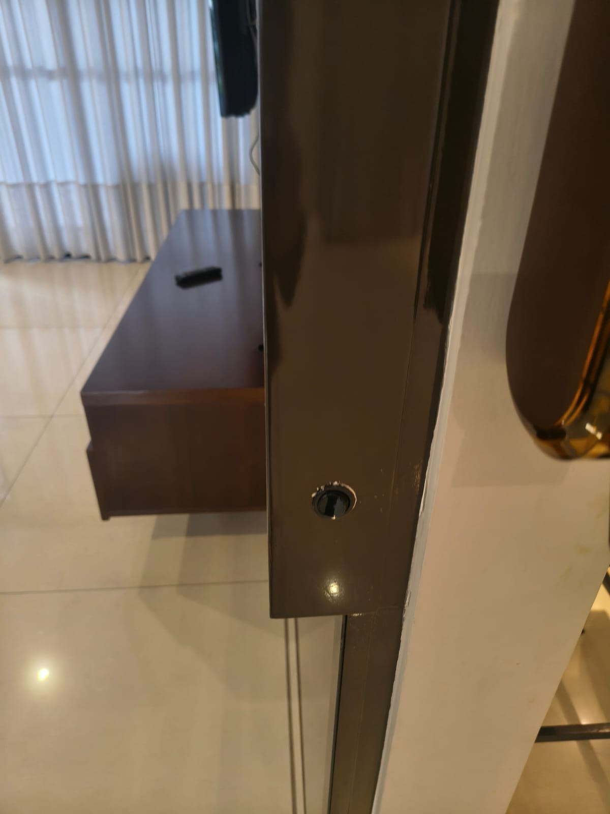 PAINEL DE TV COM ESPELHOS E RACK — foto 2
