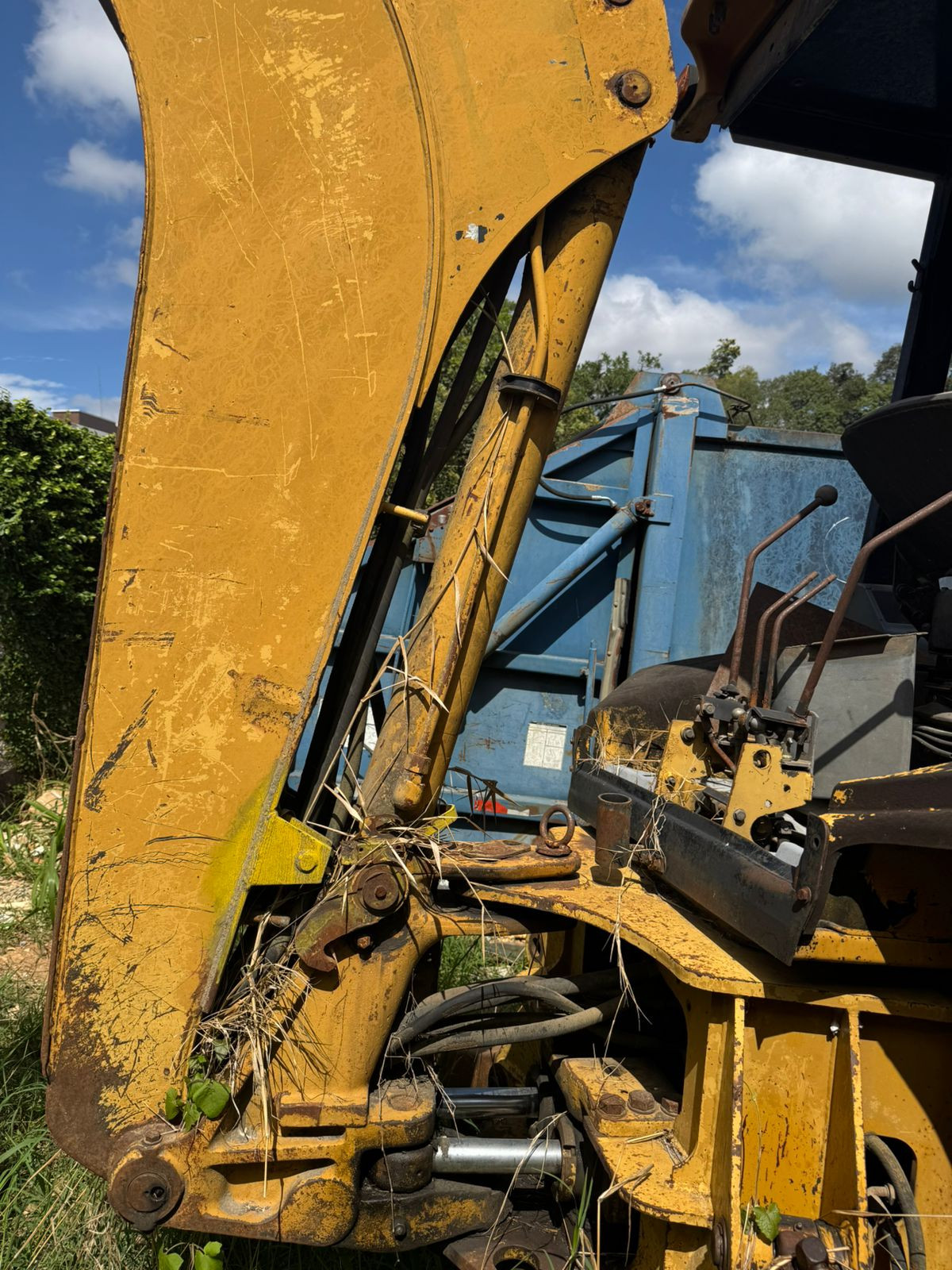 CATERPILLAR 416C - Amarela - Diesel - Espécie: Retroescavadeira - Ano/Modelo: 1999 - Chassi: 5YN06415 — foto 3