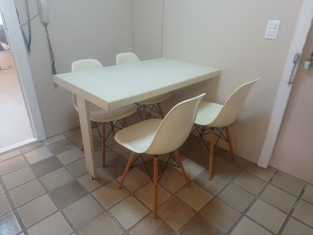 Mesa Retangular Com Aproximadamente 1,17x0,71 + 04 Cadeiras — foto 2