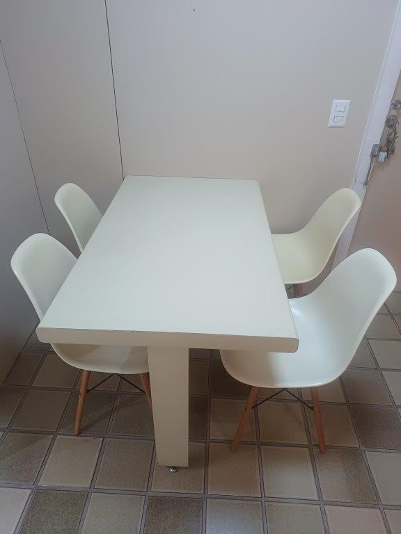 Mesa Retangular Com Aproximadamente 1,17x0,71 + 04 Cadeiras — foto 1
