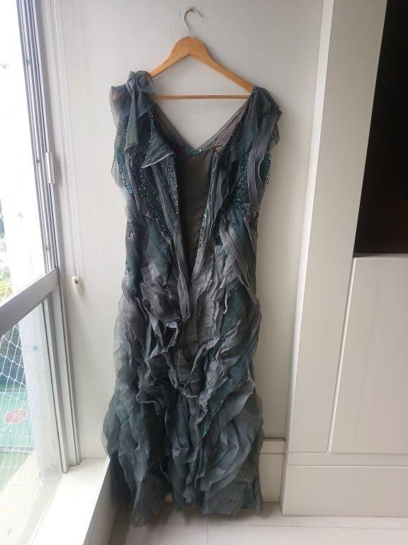Vestido seda e paetês em camadas da estilista consagrada Martu — foto 2