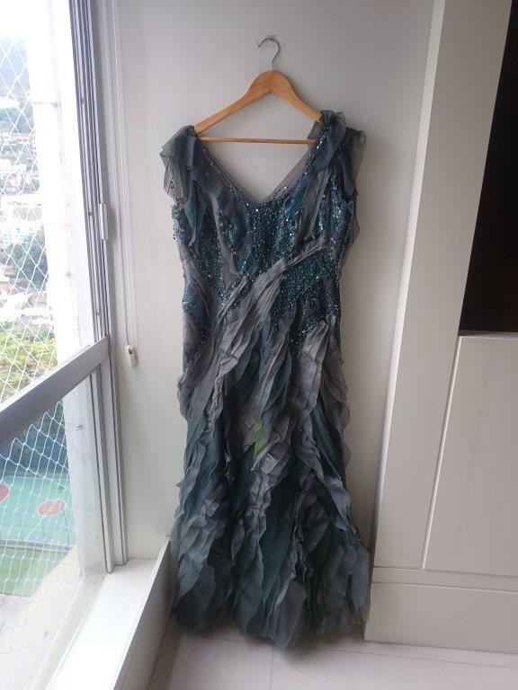 Vestido seda e paetês em camadas da estilista consagrada Martu — foto 1