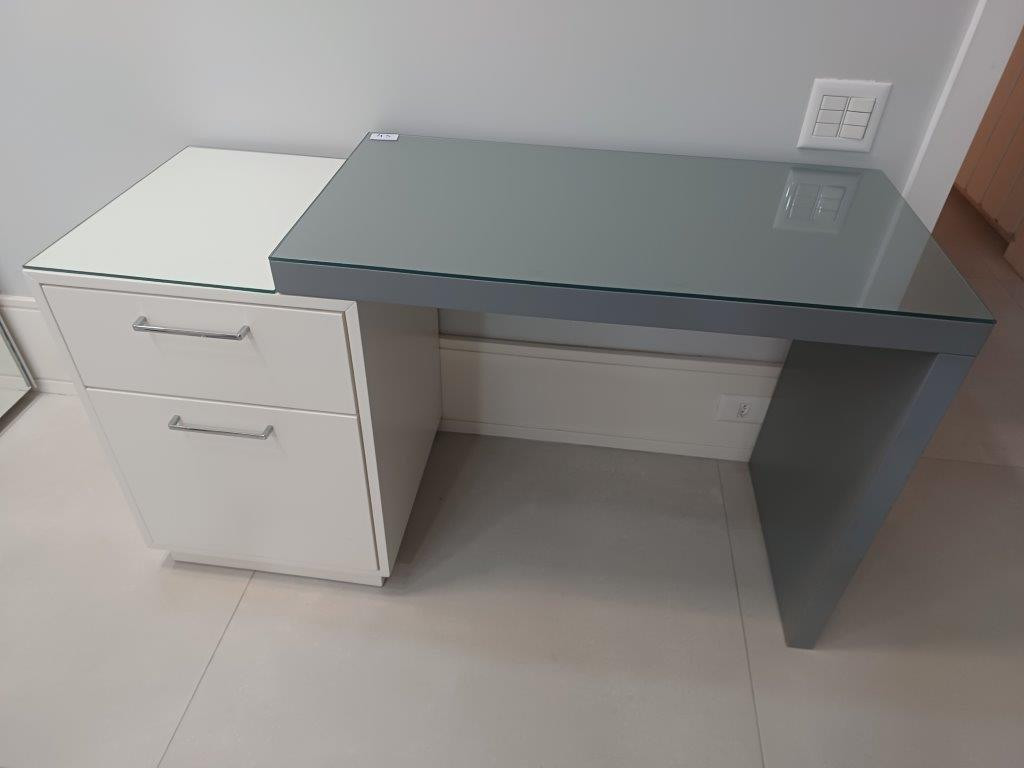 Mesa com gaveteiro anexo laca branca e cinza absolutamente novas !!! Tampo de vidro em cima — foto 1