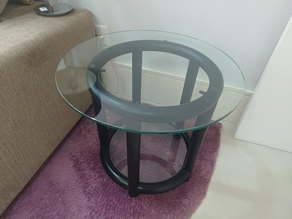 Mesa de apoio de madeira laqueada de preto e tampo de vidro , diâmetro 60 cm — foto 1