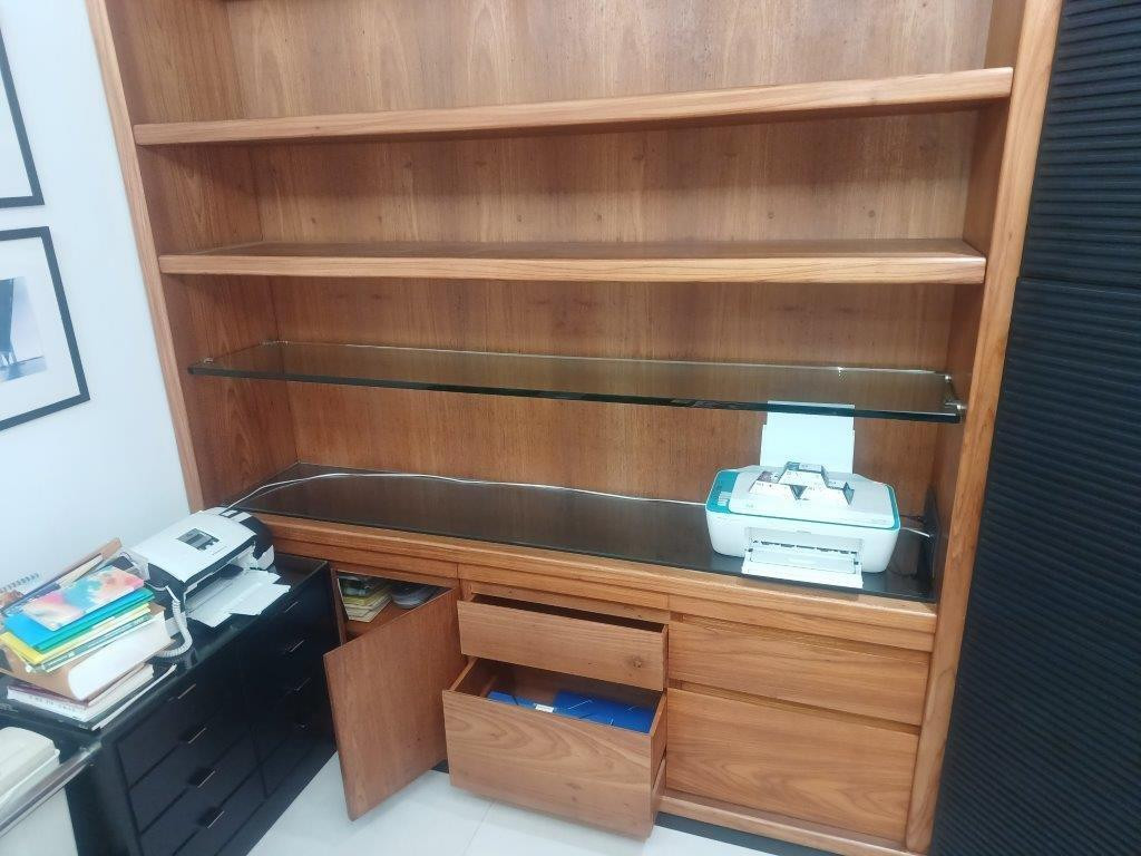 Estante madeira maciça , laca preta e vidros grossos ! Oportunidade única para quem pode receber essa metragem em casa ! — foto 4