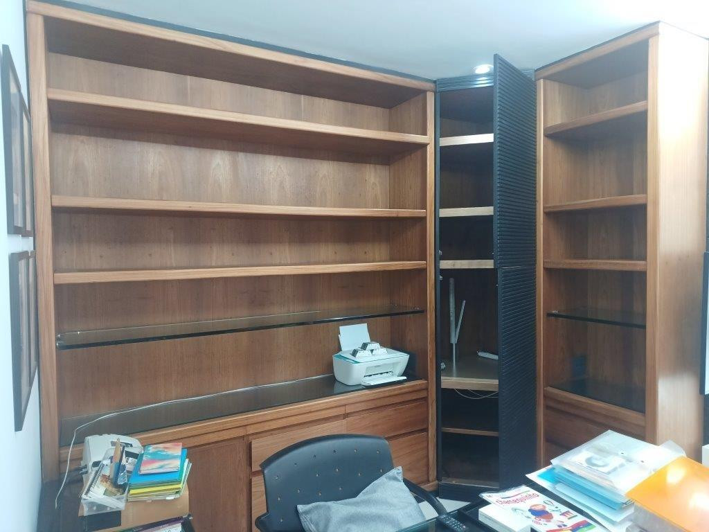 Estante madeira maciça , laca preta e vidros grossos ! Oportunidade única para quem pode receber essa metragem em casa ! — foto 1