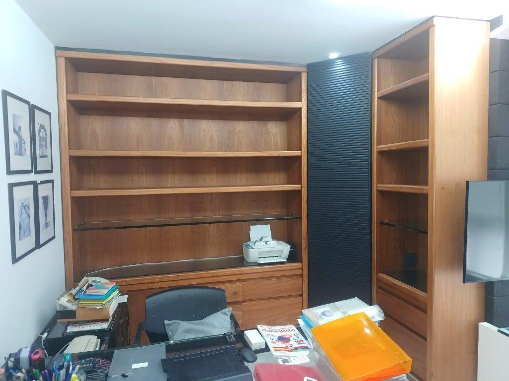 Estante madeira maciça , laca preta e vidros grossos ! Oportunidade única para quem pode receber essa metragem em casa ! — foto 3