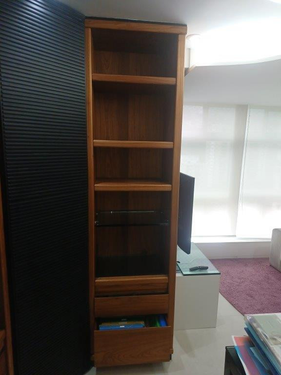 Estante madeira maciça , laca preta e vidros grossos ! Oportunidade única para quem pode receber essa metragem em casa ! — foto 2