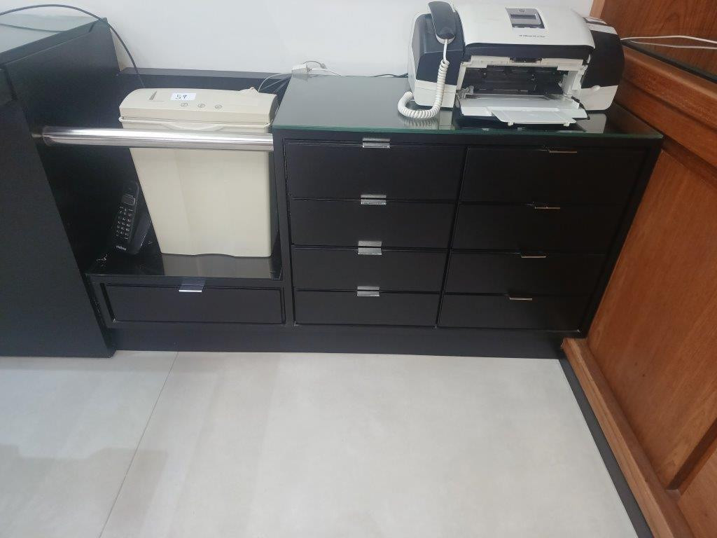 Mesa em L com gaveteiros anexos em laca preta , aço e vidro grosso . Feito para o local por marceneiro de altíssimo gabarito — foto 3