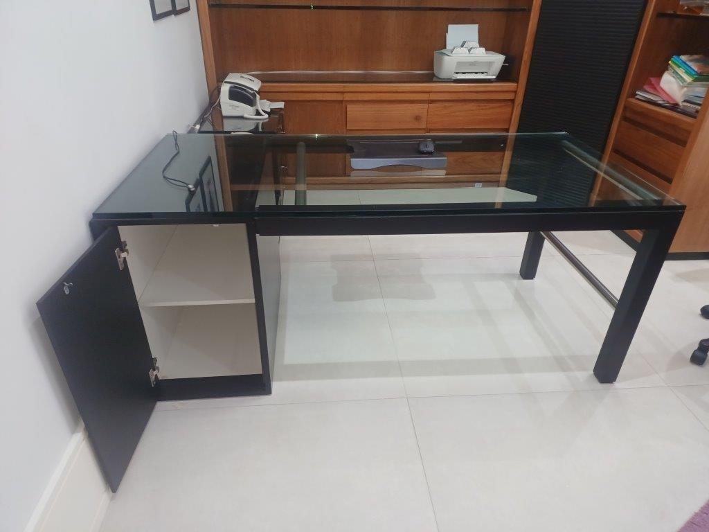 Mesa em L com gaveteiros anexos em laca preta , aço e vidro grosso . Feito para o local por marceneiro de altíssimo gabarito — foto 2