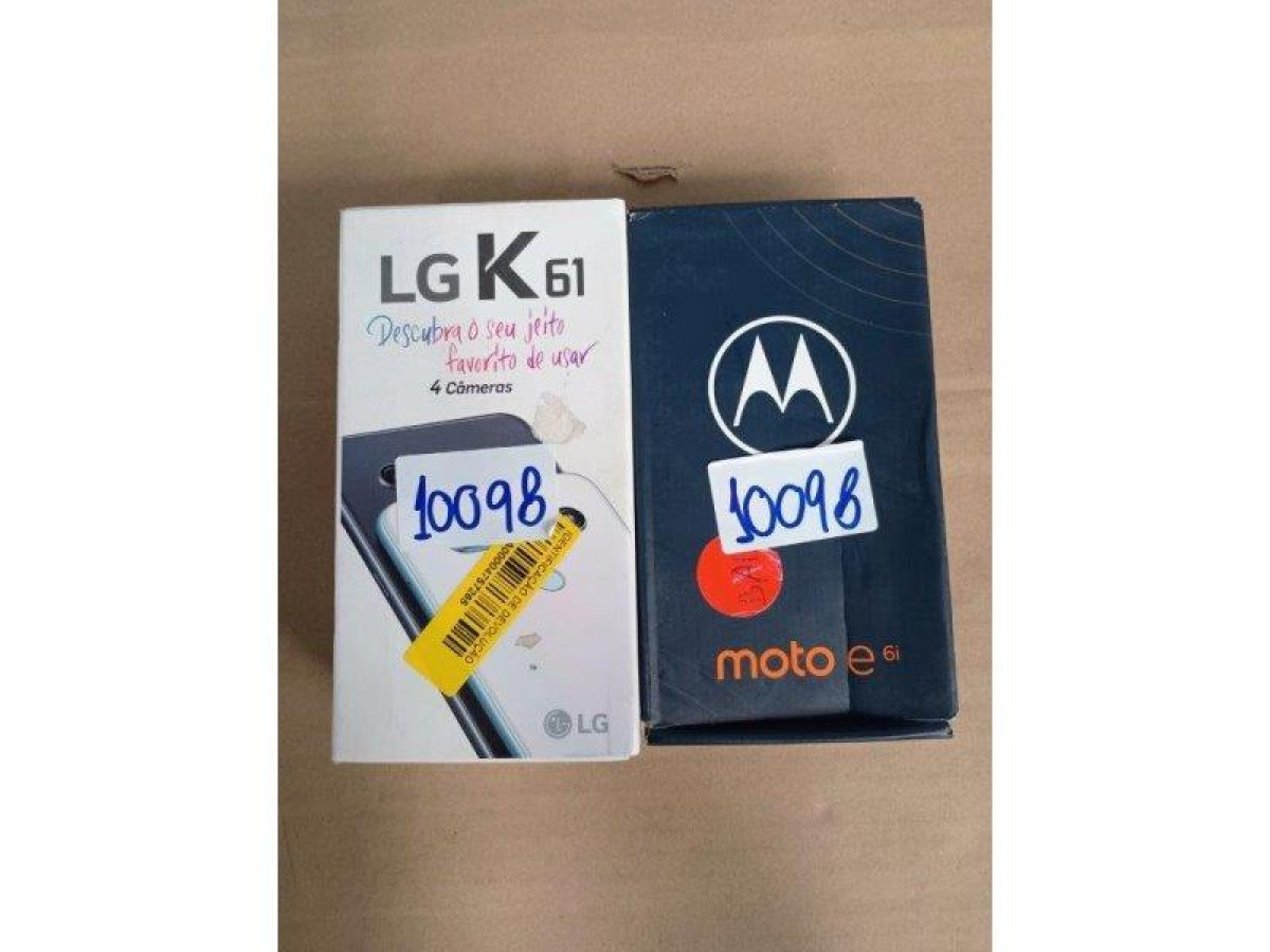 02 ITENS SENDO: 01 SMARTPHONE LG + 01 CELULAR MOTOROLA — foto 1