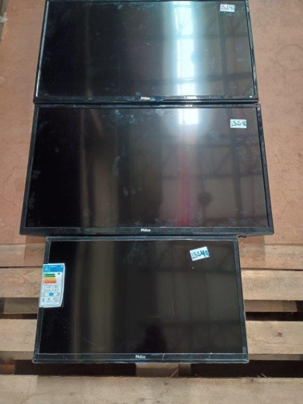 03 TVs PHILCO SENDO: 02 32" + 01 24" — foto 1