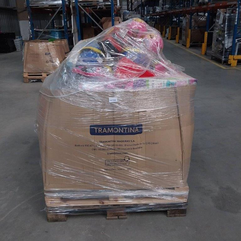 PALLET FECHADO CONTENDO APROXIMADAMENTE 81 BRINQUEDOS — foto 1