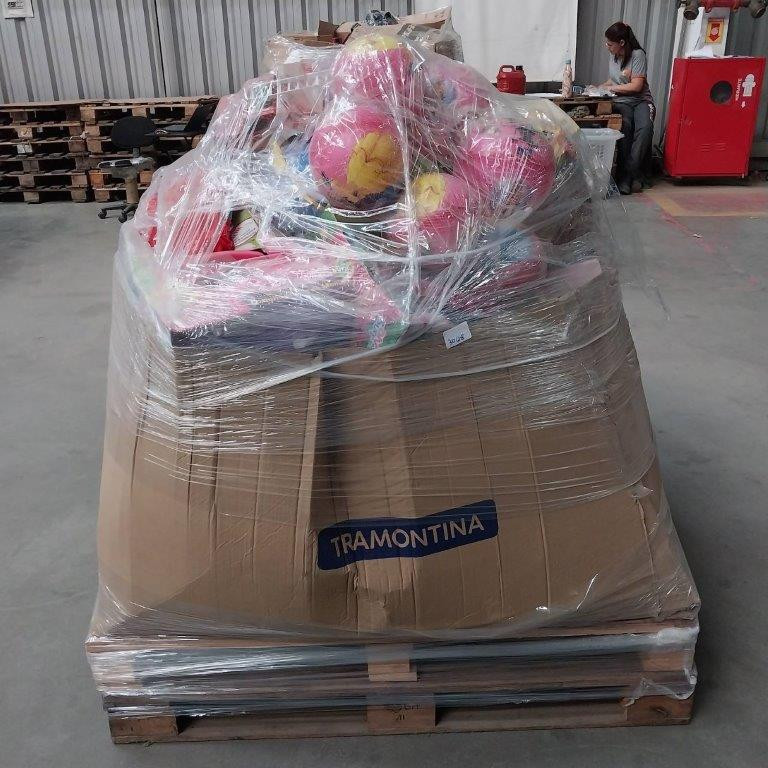PALLET FECHADO CONTENDO APROXIMADAMENTE 81 BRINQUEDOS — foto 2