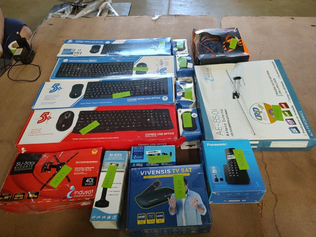 15 ITENS SENDO: 01 HEADSET + 04 KITS TECLADO/MOUSE + 04 MOUSES + 02 ANTENAS + 01 RECEPTOR DE TV + 01 TELEFONE + 02 SUPORTES — foto 1