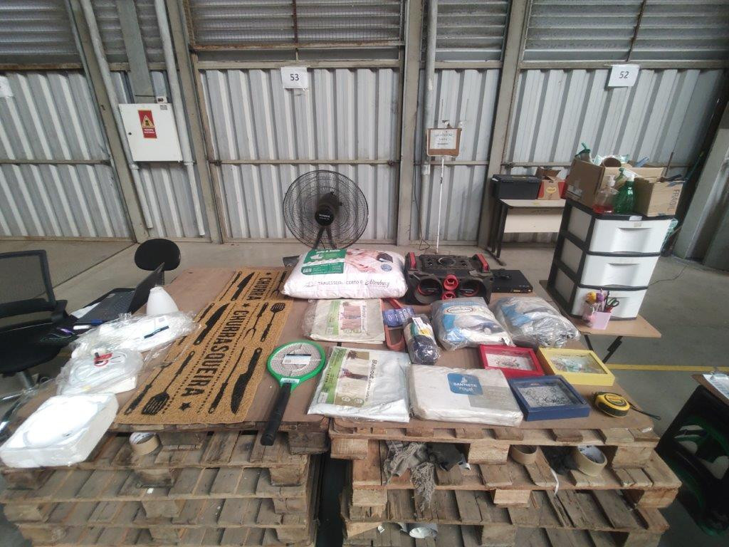 19 ITENS DIVERSOS, SENDO CORTINAS, CAPAS, CABIDES, TRAVESSEIRO E ETC — foto 1