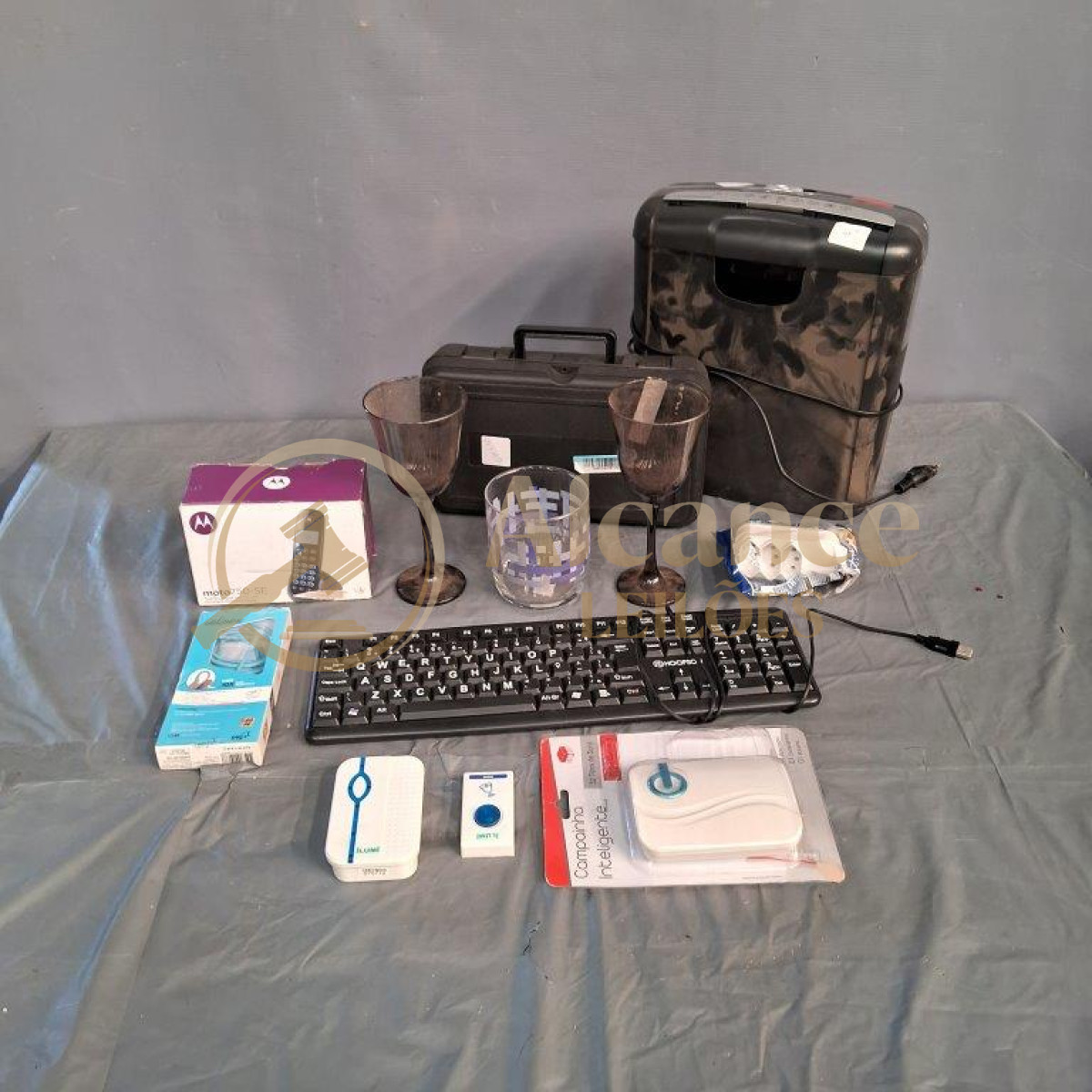 11 ITENS SENDO: 01 BENJAMIM + 01 CABO TIPO-C + 02 CAMPAINHAS + 01 MICRORETIFICADORA + 01 POTE DE VIDRO + 02 TAÇAS + 01 TELEFONE + 01 FRAGMENTADORA + 01 TECLADO — foto 1