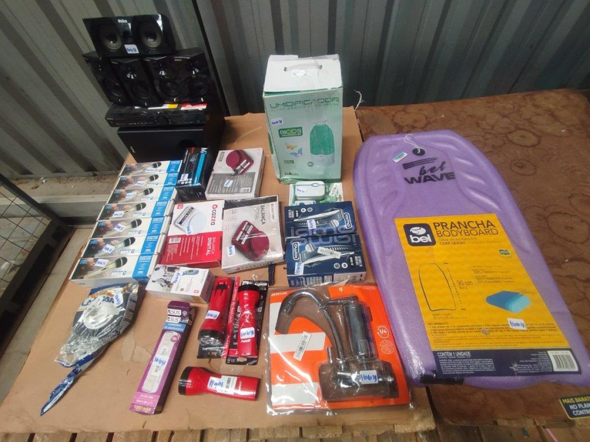 APROXIMADAMENTE 20 ITENS DIVERSOS, SENDO BALANÇAS, CORTADORES DE CABELO, LANTERNAS, HOME THEATER E ETC — foto 1